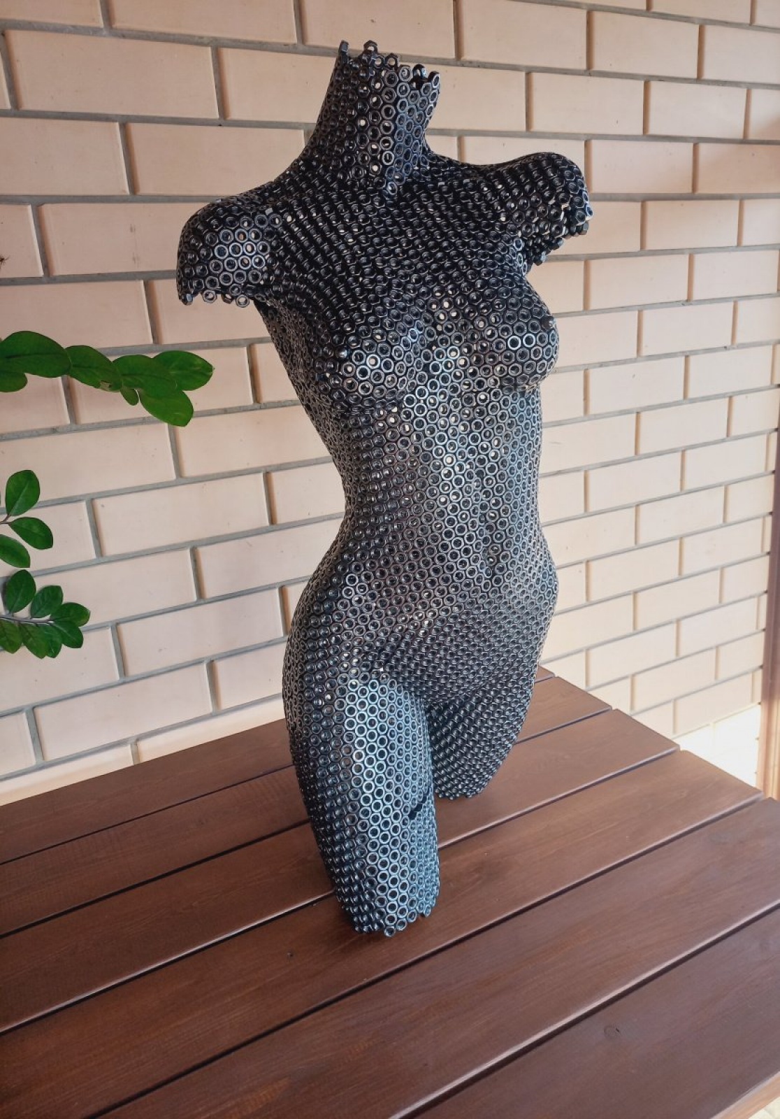 Скульптура девушки 