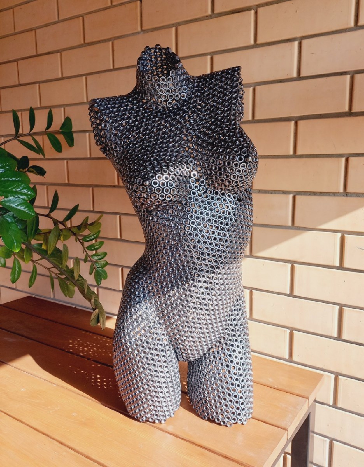 Скульптура девушки  