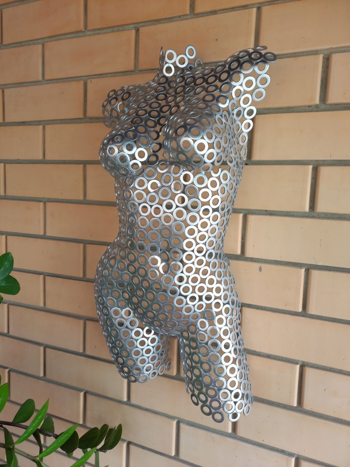 Скульптура девушки/барельеф 