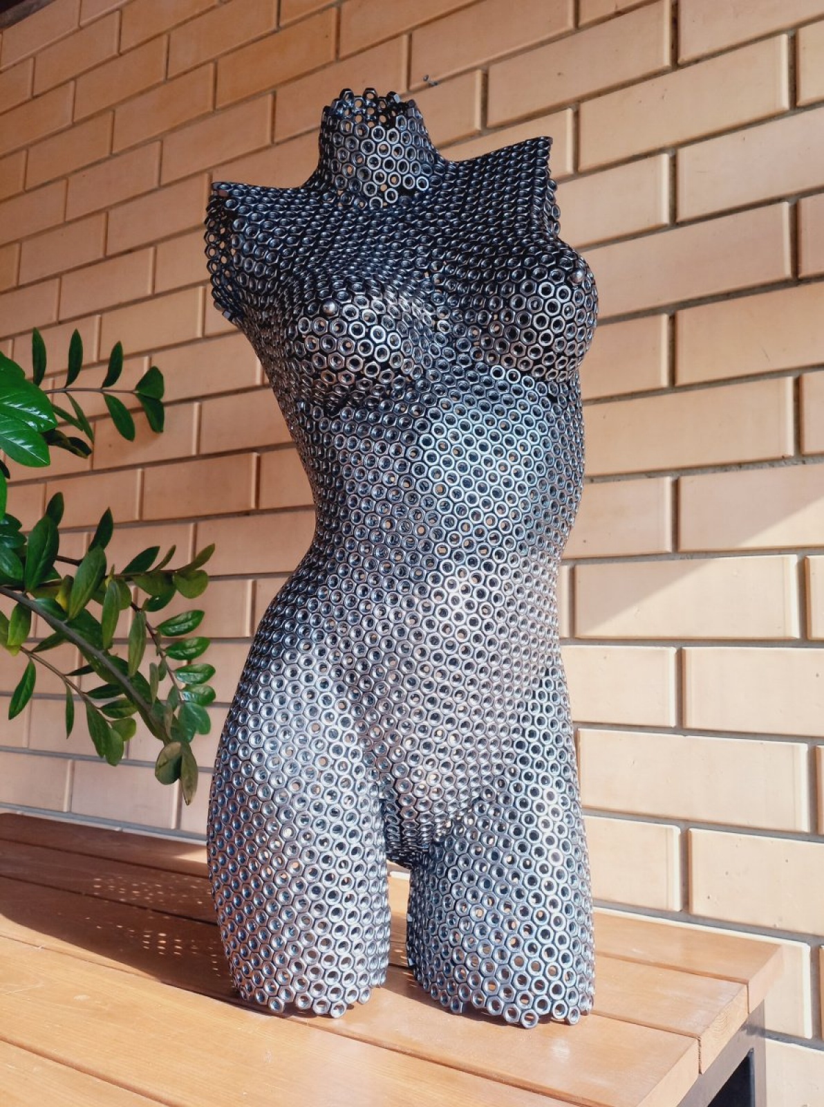 Скульптура девушки  