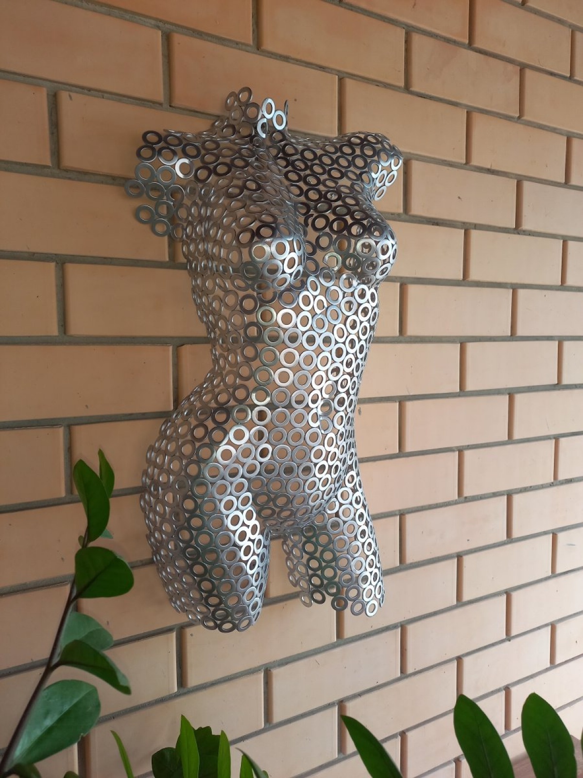 Скульптура девушки/барельеф 