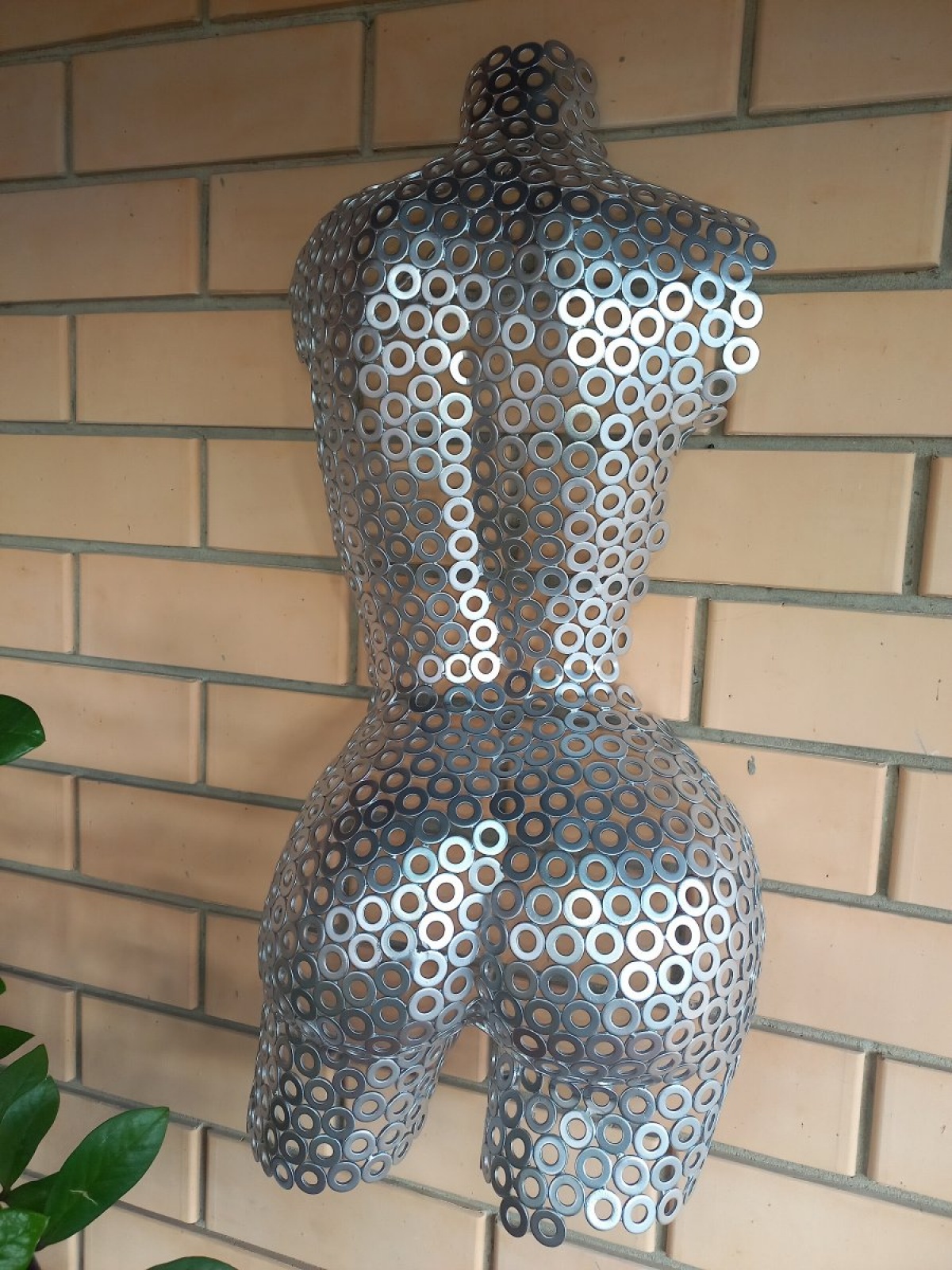 Скульптура девушки/барельеф 