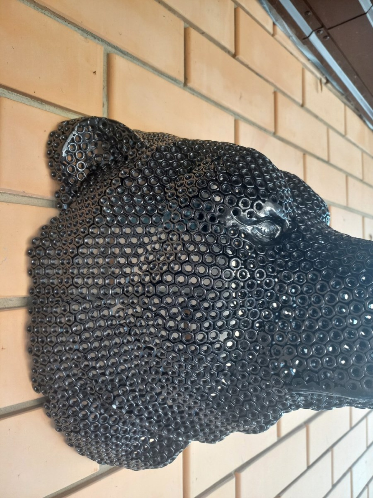 Скульптура из гаек 