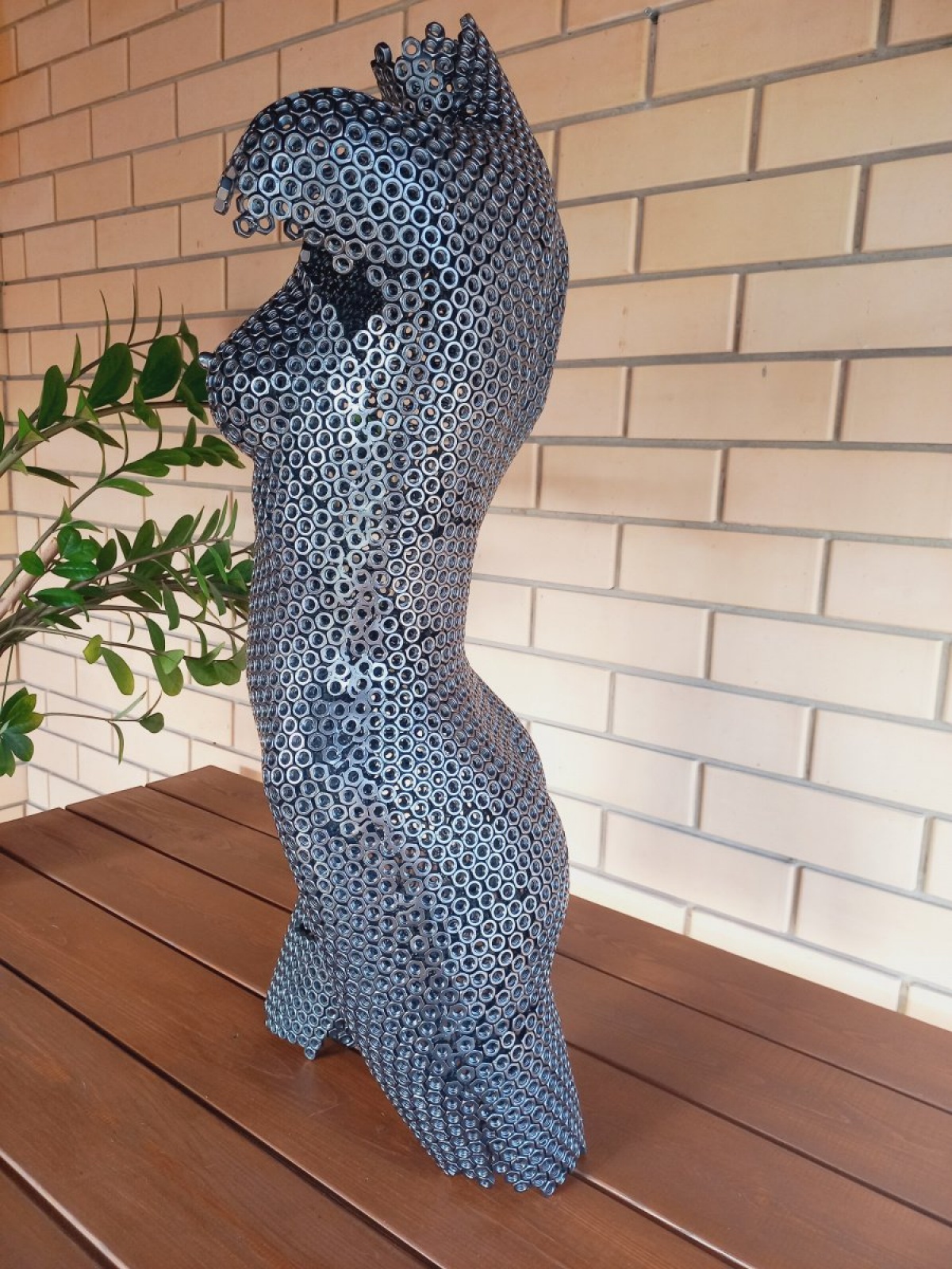 Скульптура девушки 