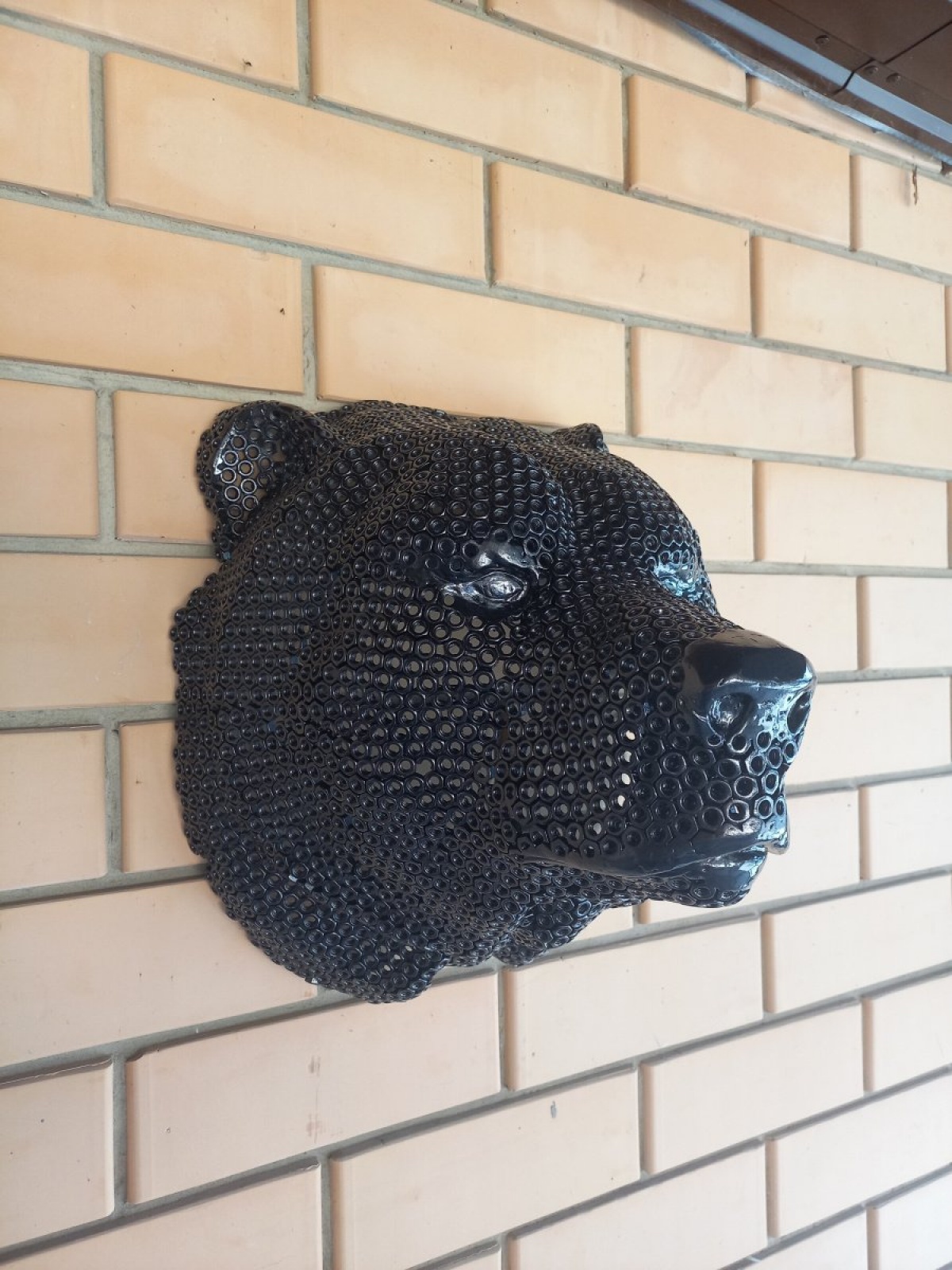 Скульптура из гаек 