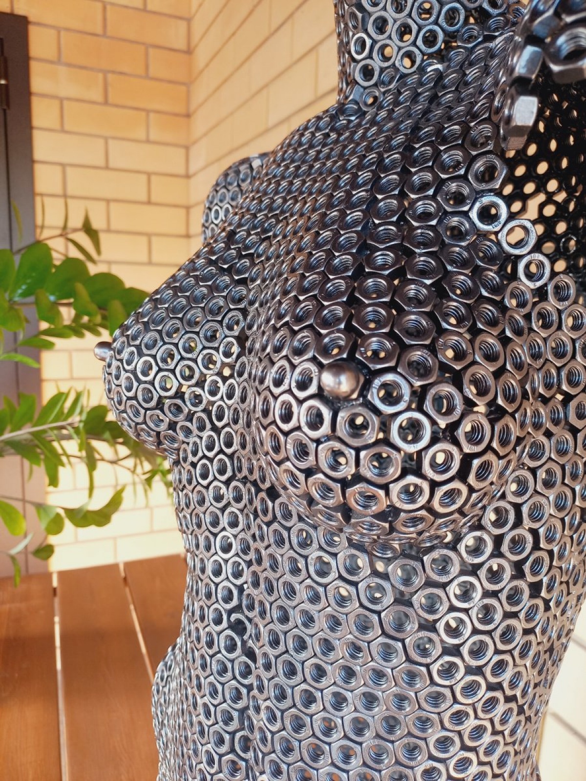 Скульптура девушки 