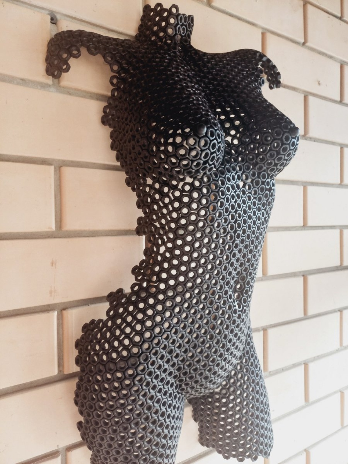 Скульптура девушки/барельеф «Grace of Steel»