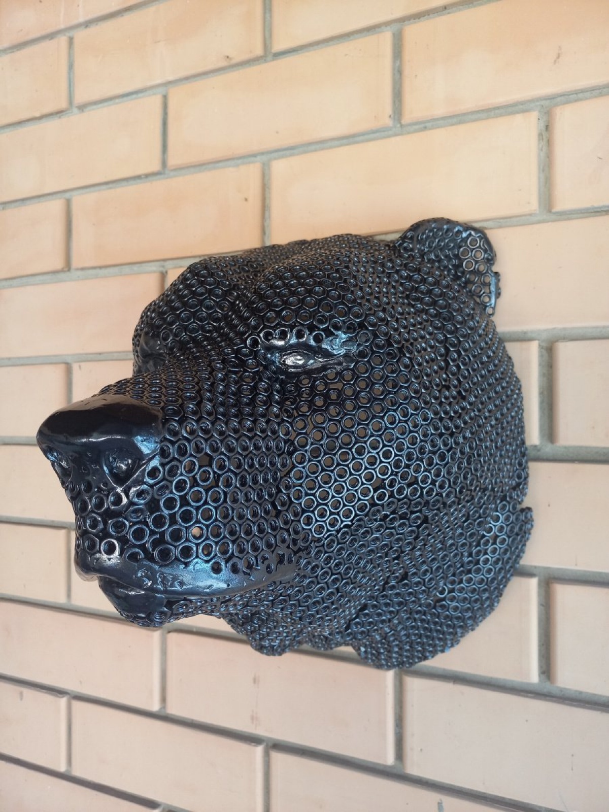 Скульптура из гаек 