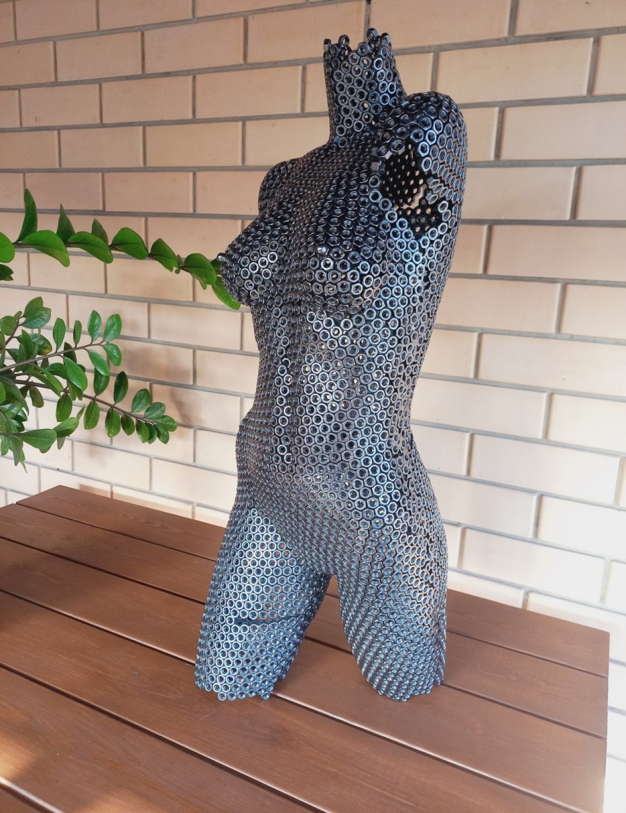 Скульптура девушки 