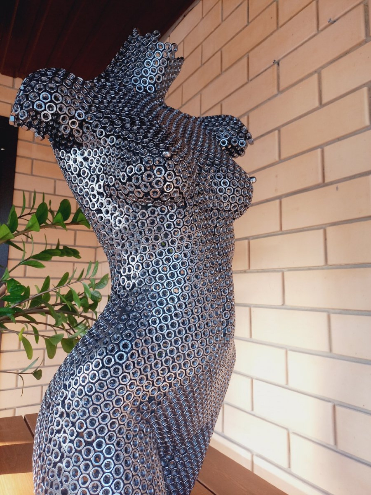 Скульптура девушки 