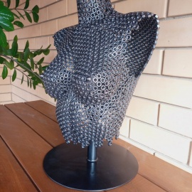 Металлическая скульптура в стиле лофт/индастриал ручной работы.

Изготовлена из гаек М8 ,
