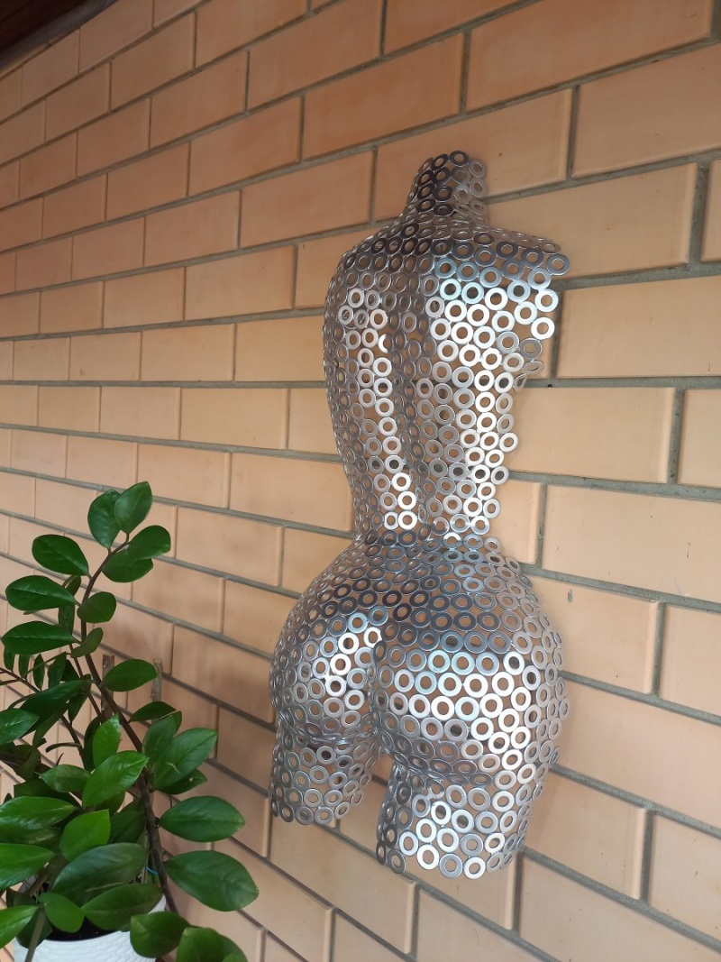 Скульптура девушки/барельеф 