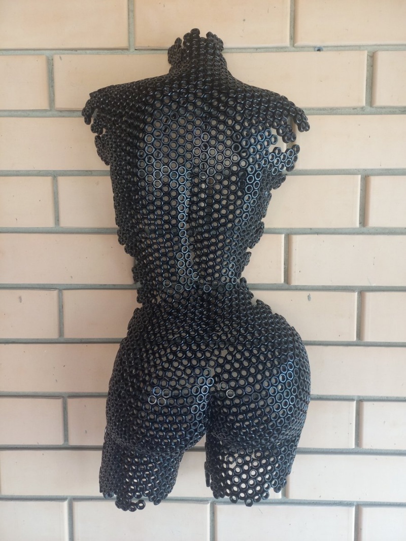 Скульптура девушки/барельеф 