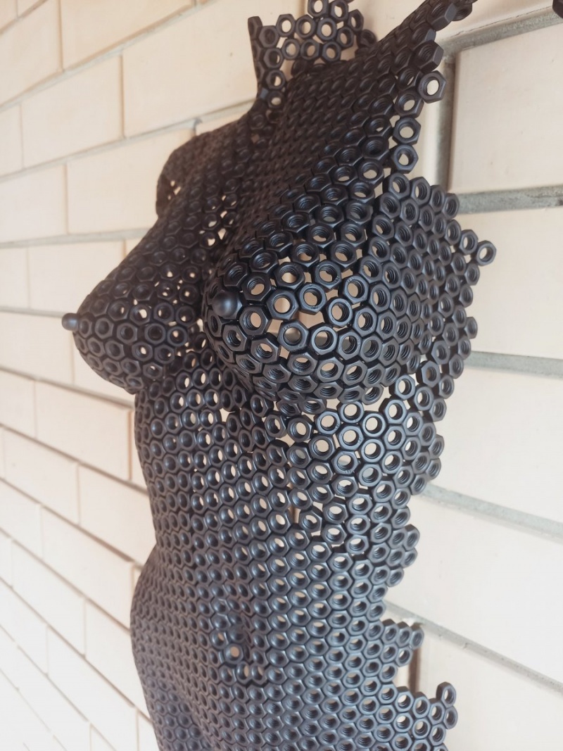 Скульптура девушки/барельеф «Grace of Steel»