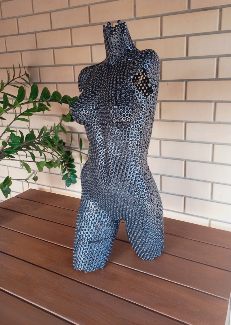 Скульптура девушки 