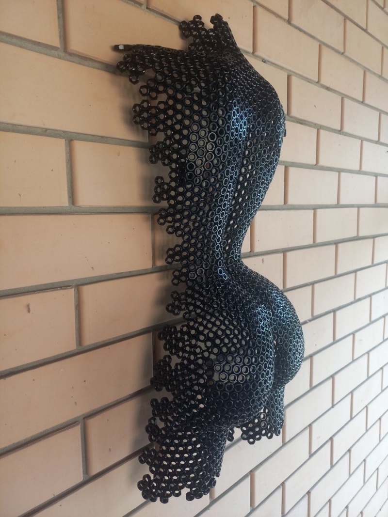 Скульптура девушки/барельеф 