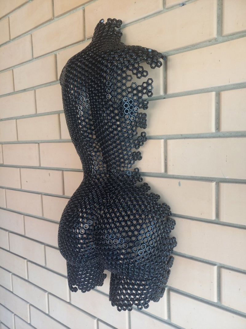 Скульптура девушки/барельеф 