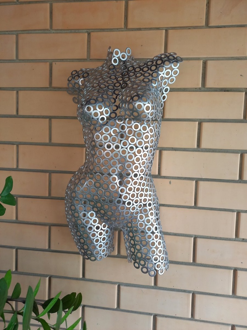 Скульптура девушки/барельеф 