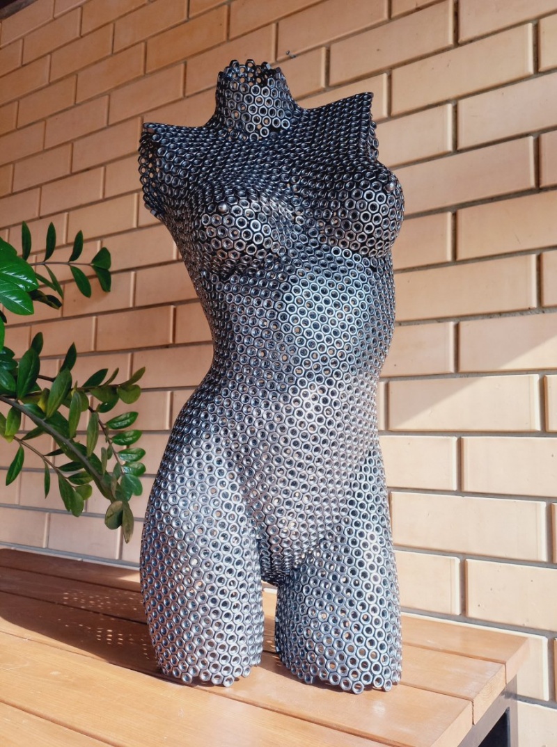 Скульптура девушки  