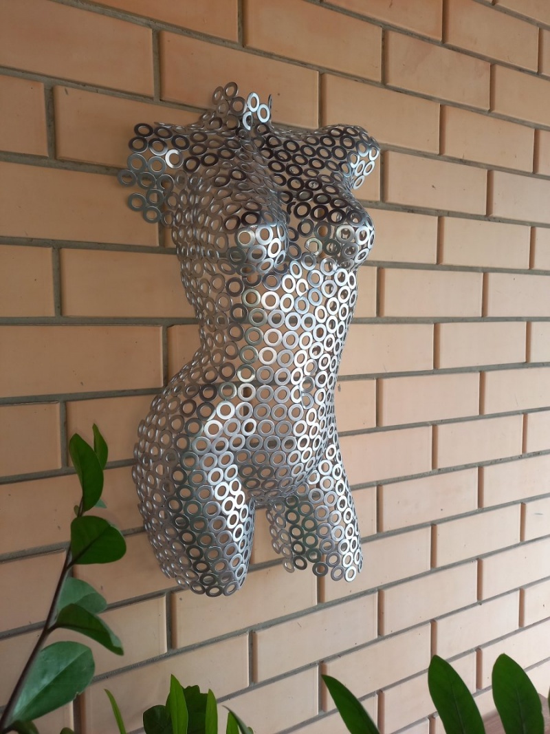 Скульптура девушки/барельеф 