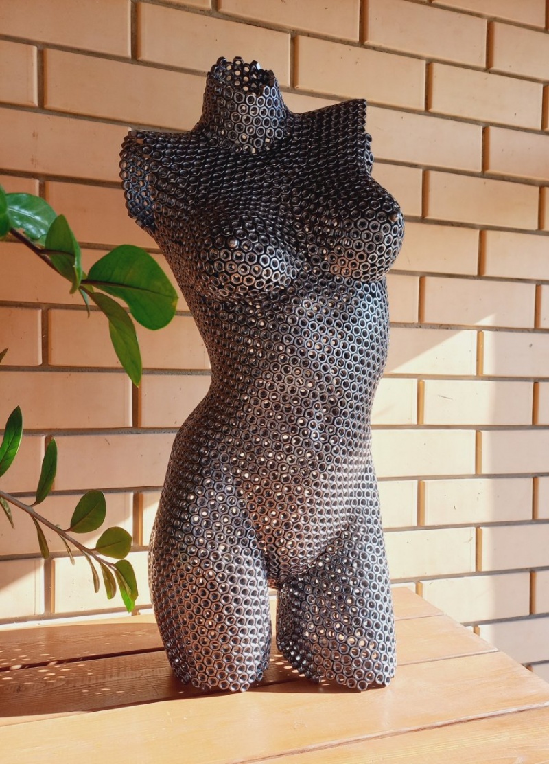 Скульптура девушки  