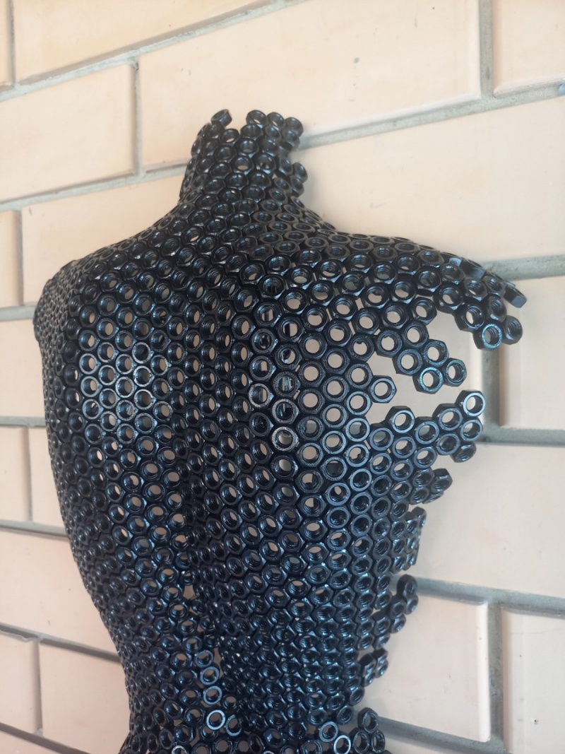 Скульптура девушки/барельеф 