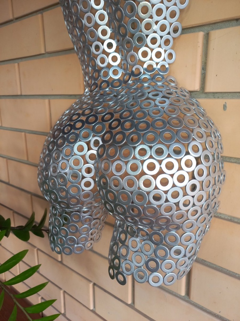 Скульптура девушки/барельеф 