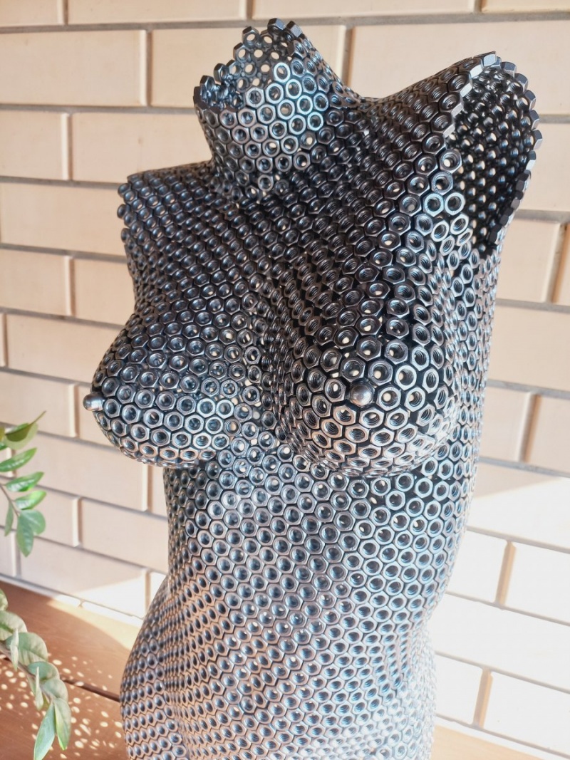 Скульптура девушки  