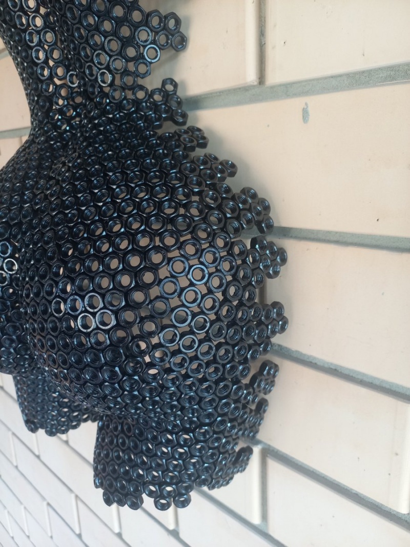 Скульптура девушки/барельеф 