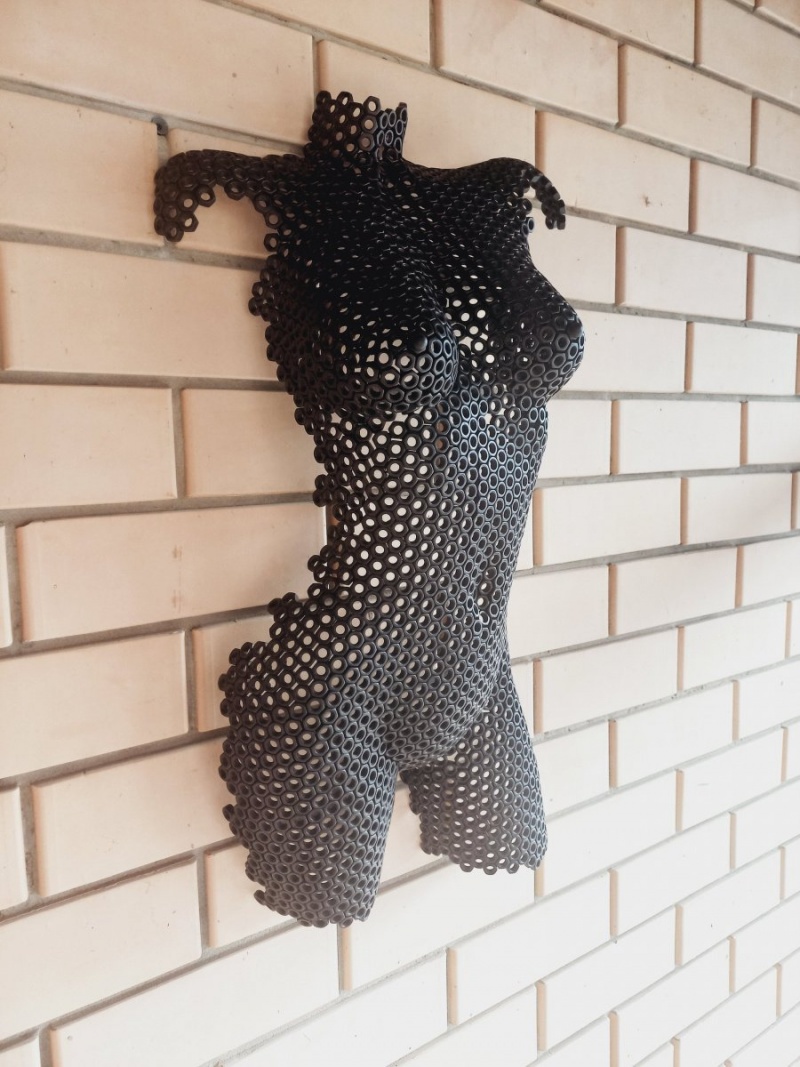 Скульптура девушки/барельеф «Grace of Steel»