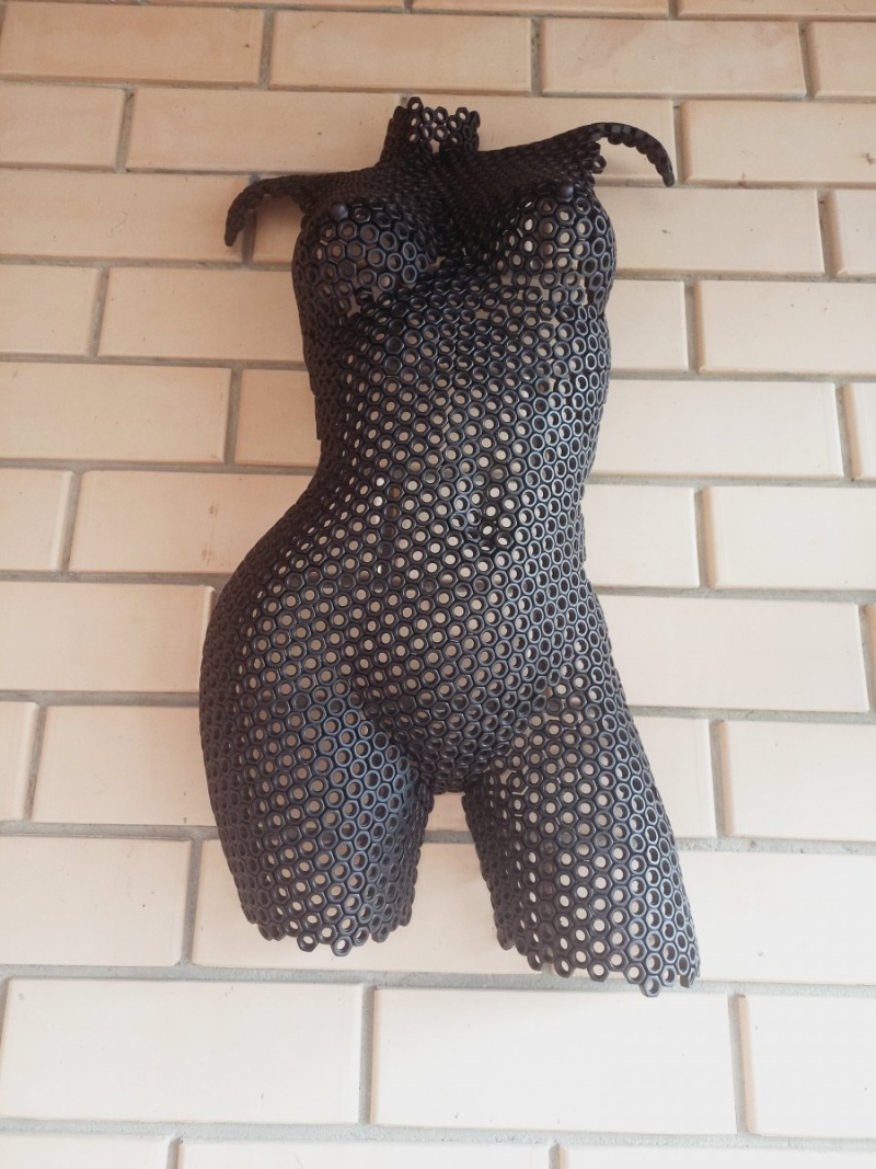 Скульптура девушки/барельеф «Grace of Steel»