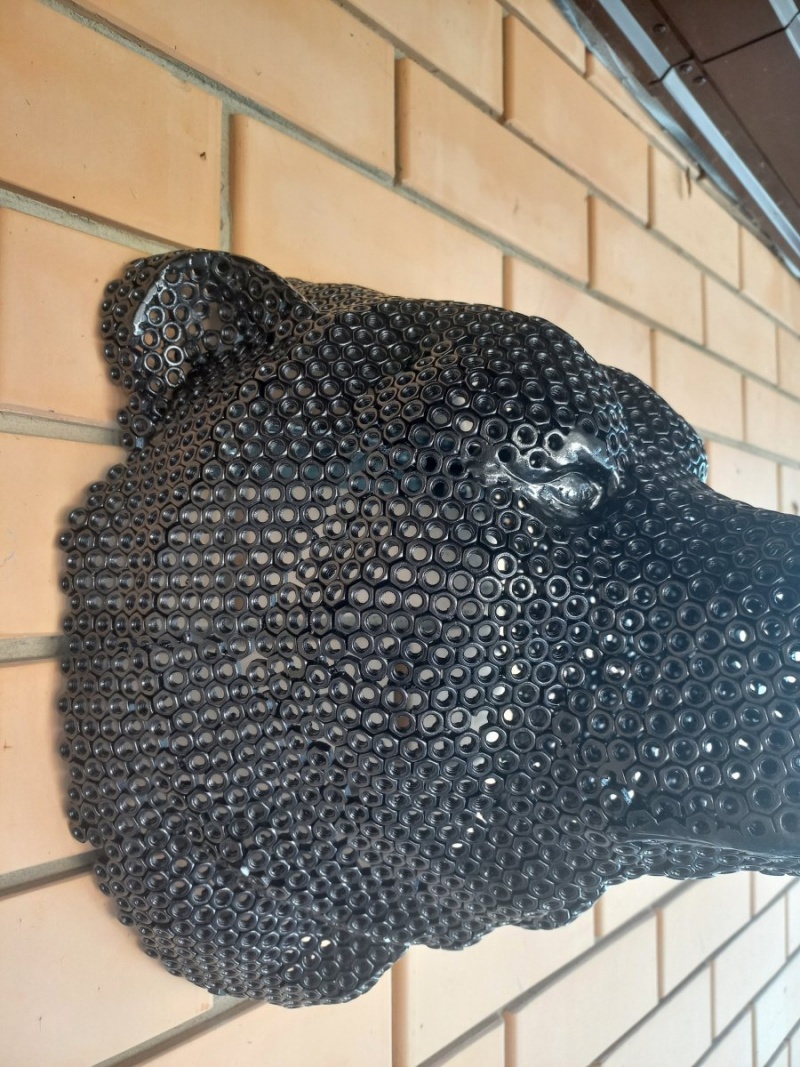 Скульптура из гаек 