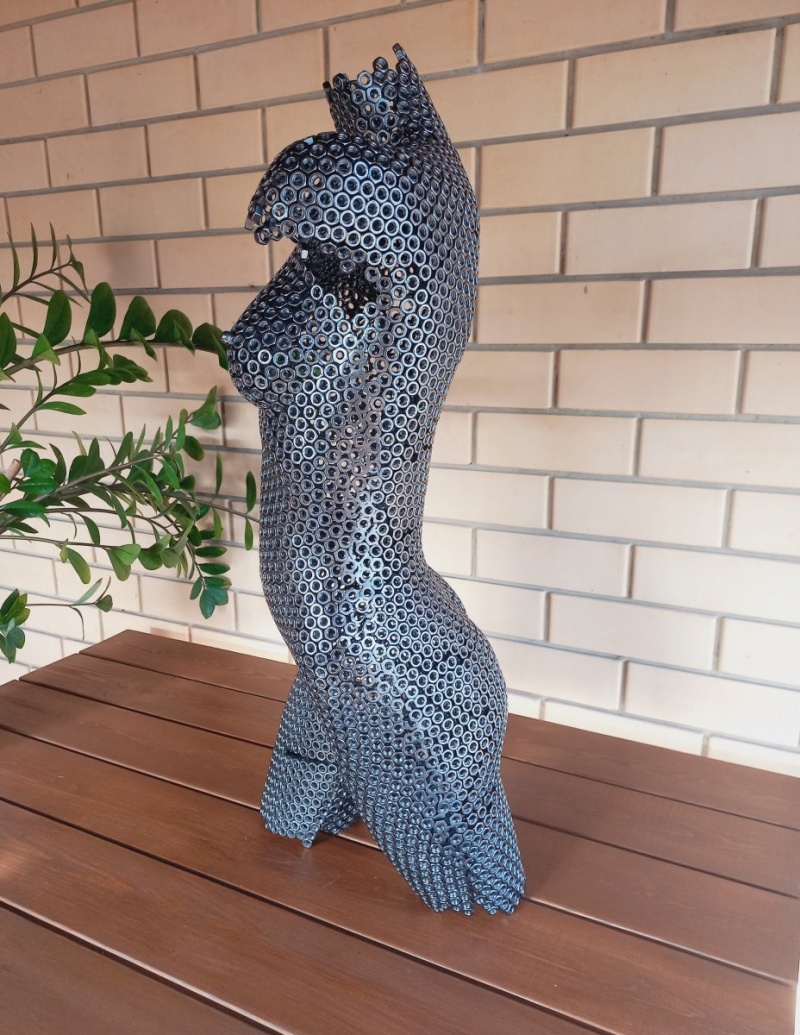 Скульптура девушки 