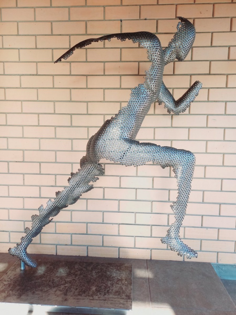 Скульптура Бегущий человек