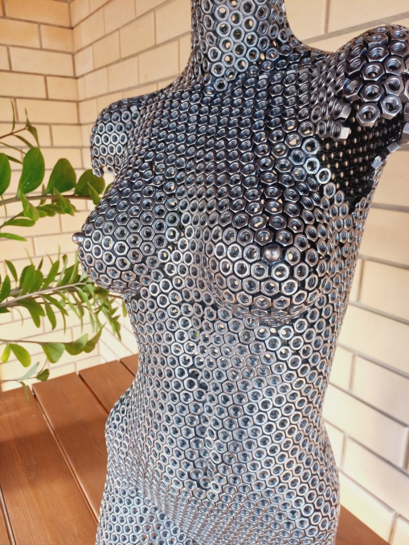 Скульптура девушки 