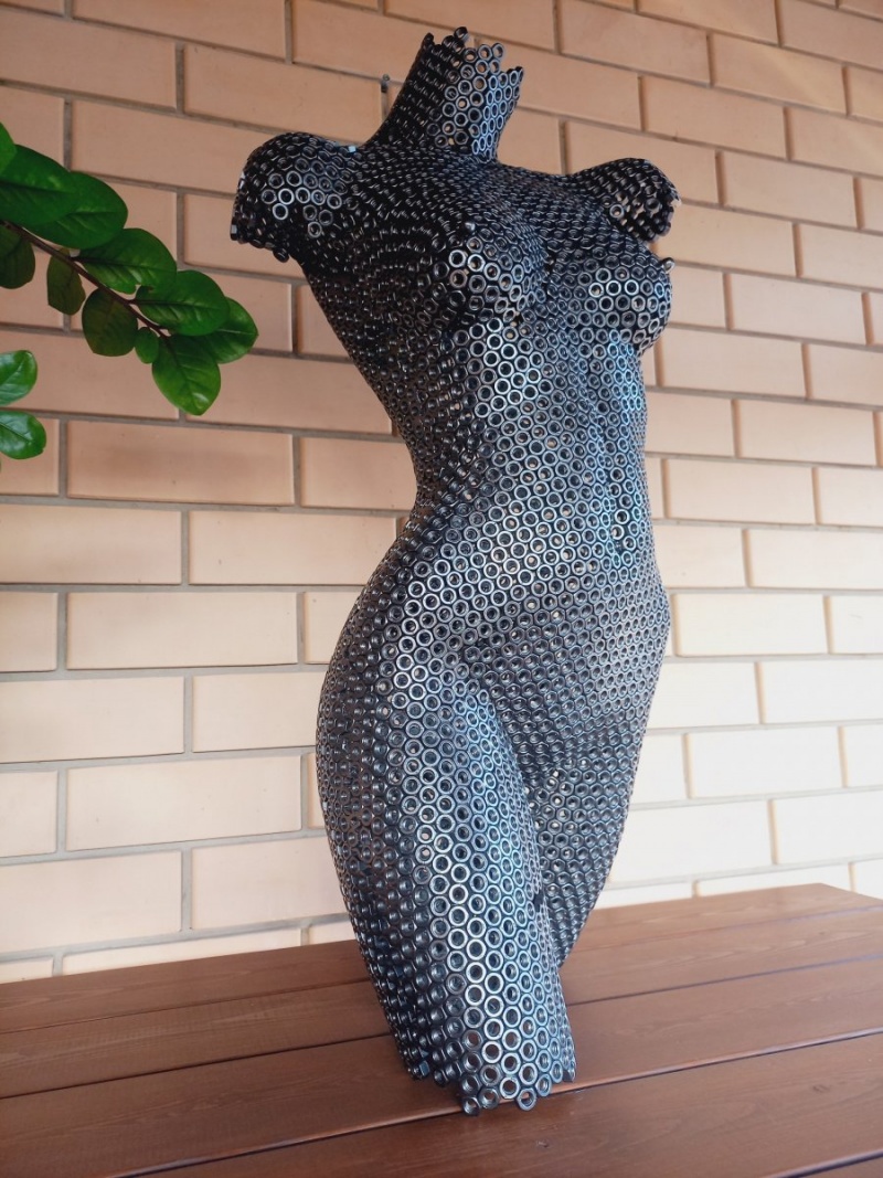 Скульптура девушки 