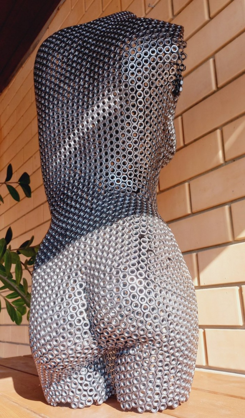 Скульптура девушки  