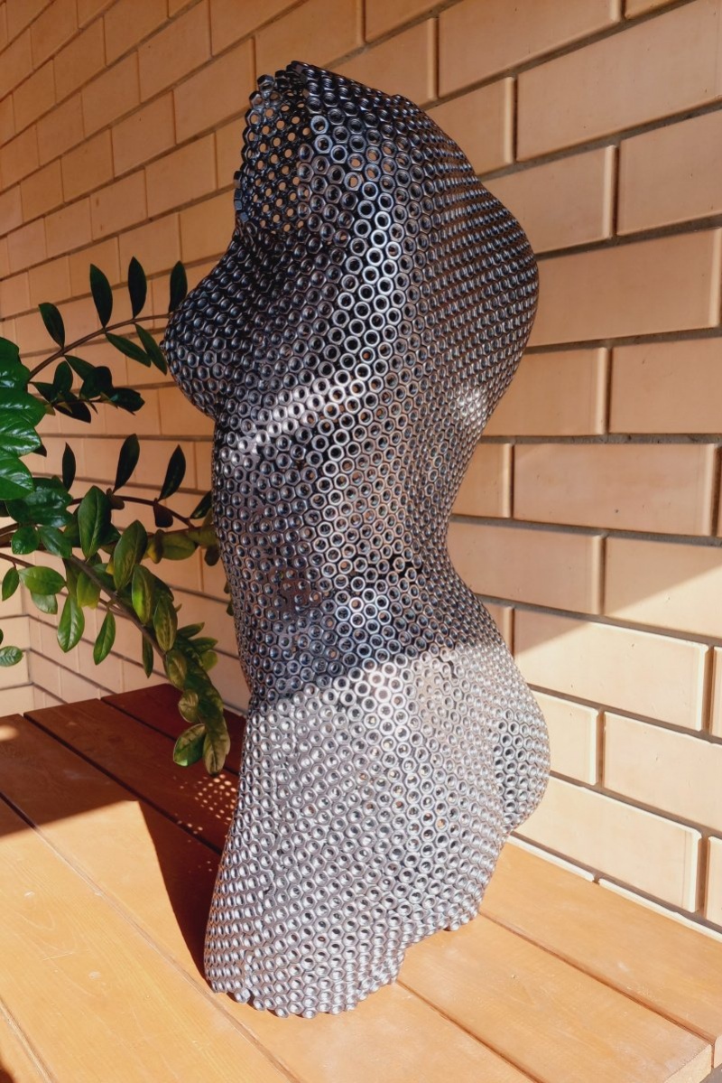 Скульптура девушки  