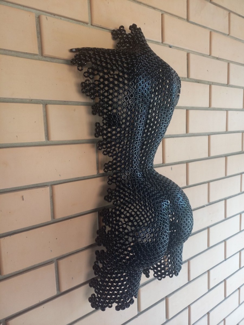 Скульптура девушки/барельеф 