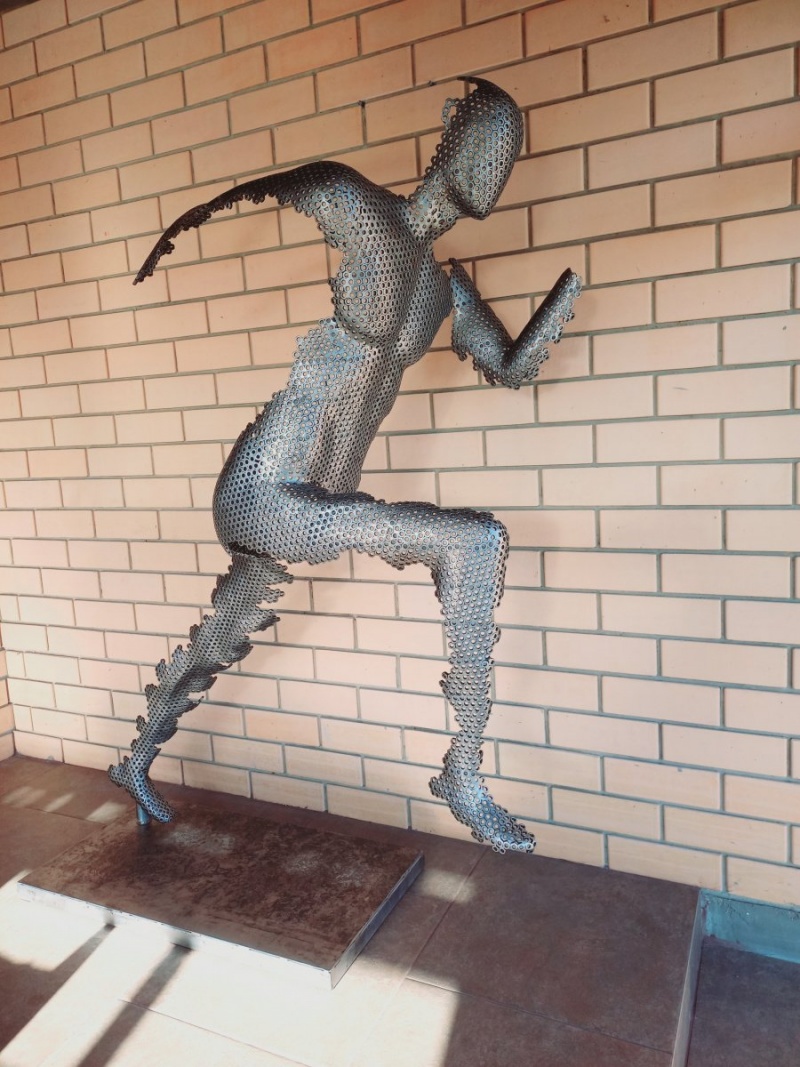 Скульптура Бегущий человек