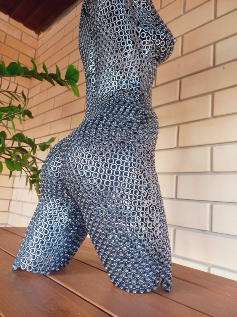 Скульптура девушки 