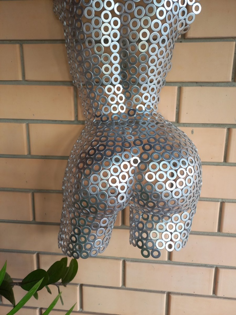 Скульптура девушки/барельеф 