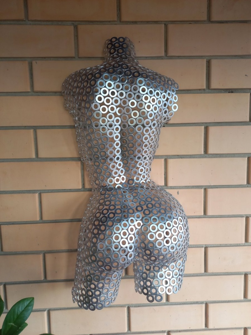 Скульптура девушки/барельеф 