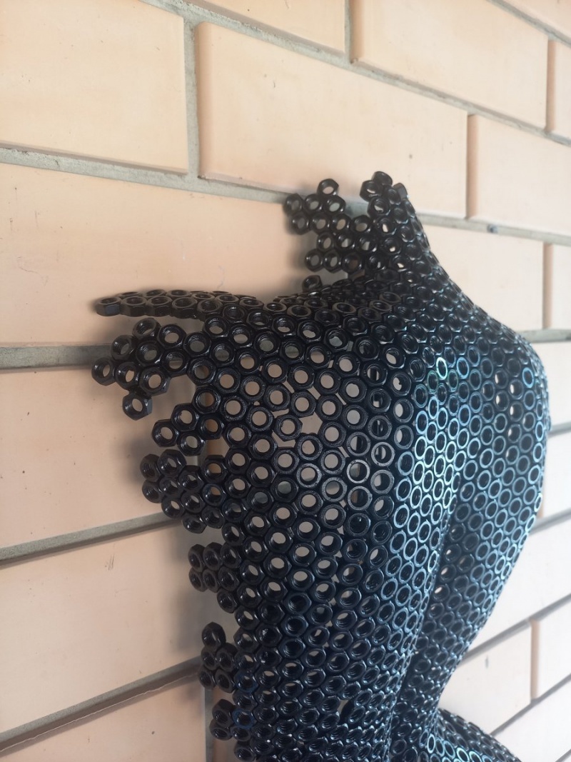 Скульптура девушки/барельеф 