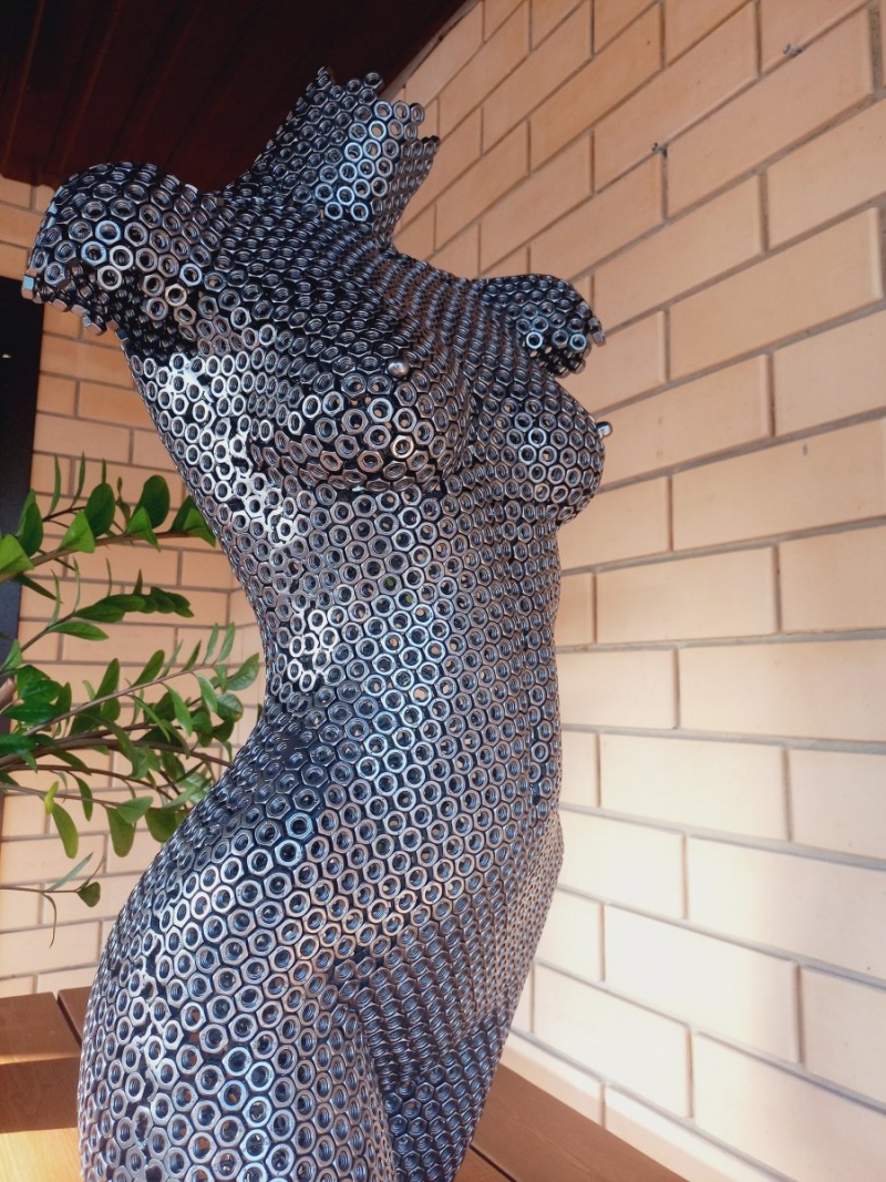 Скульптура девушки 