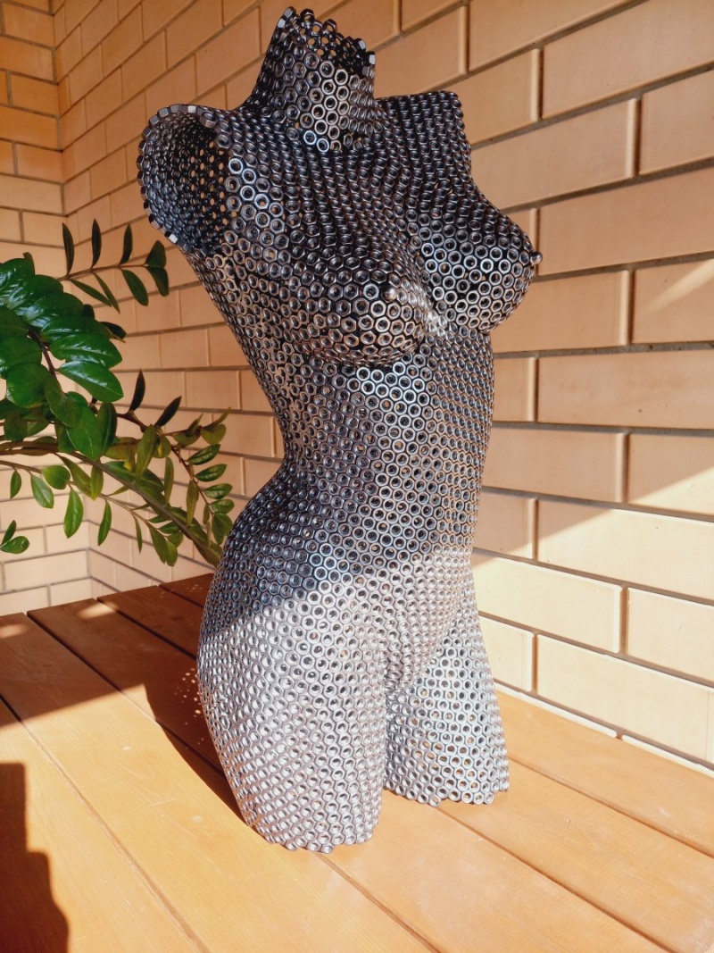 Скульптура девушки  