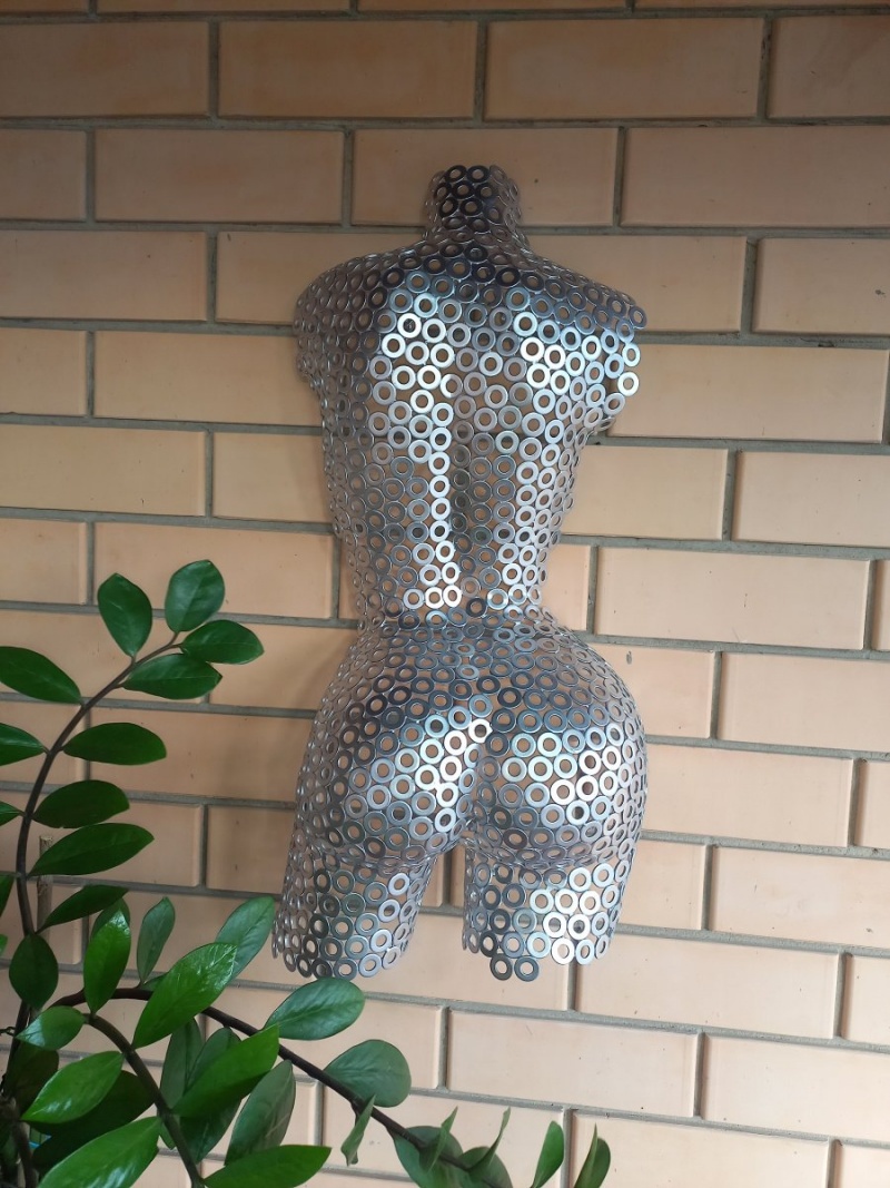 Скульптура девушки/барельеф 