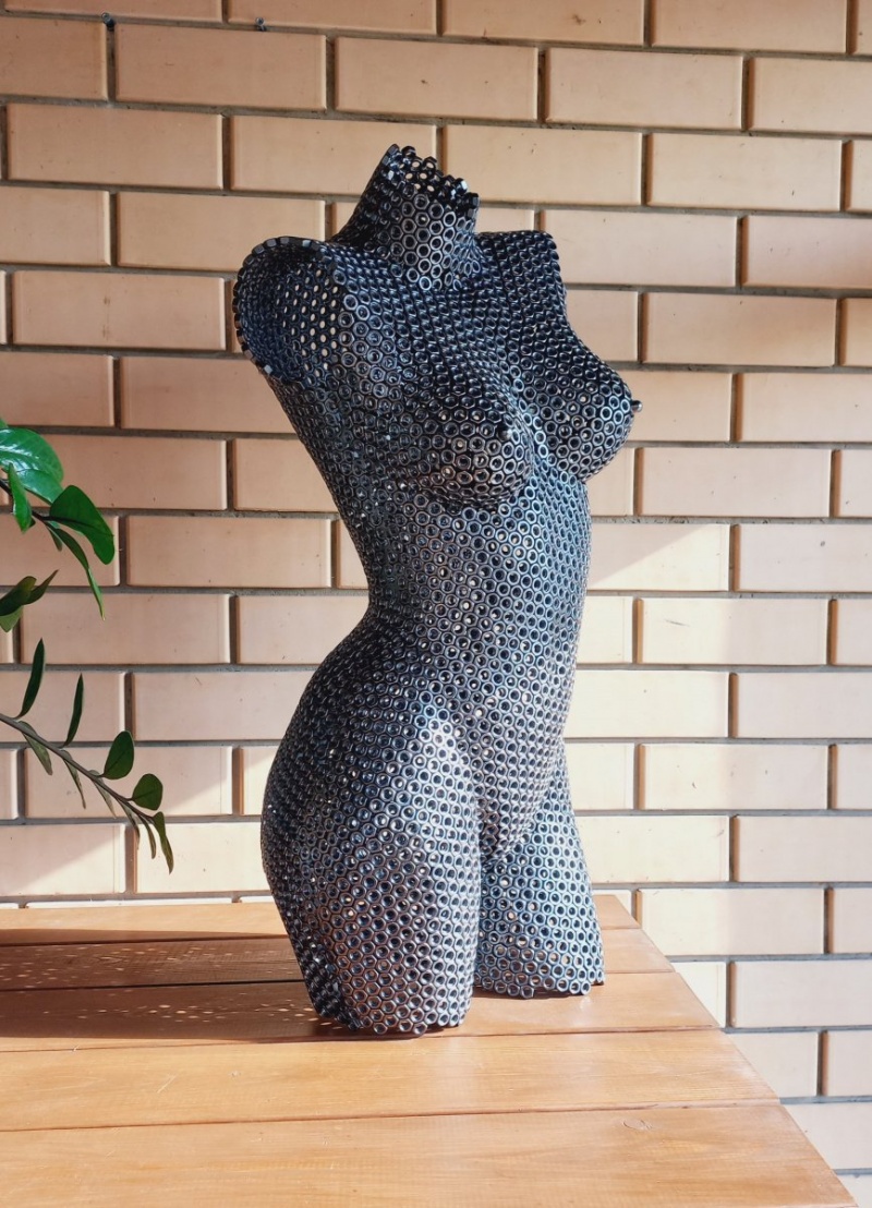 Скульптура девушки  