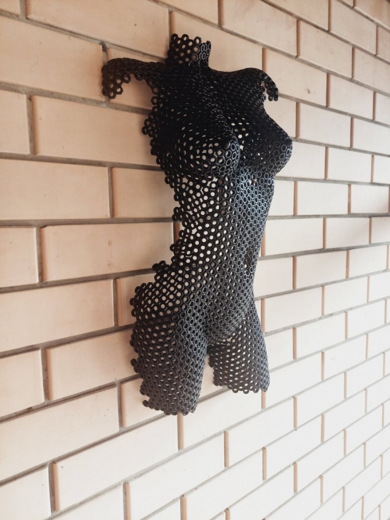 Скульптура девушки/барельеф «Grace of Steel»