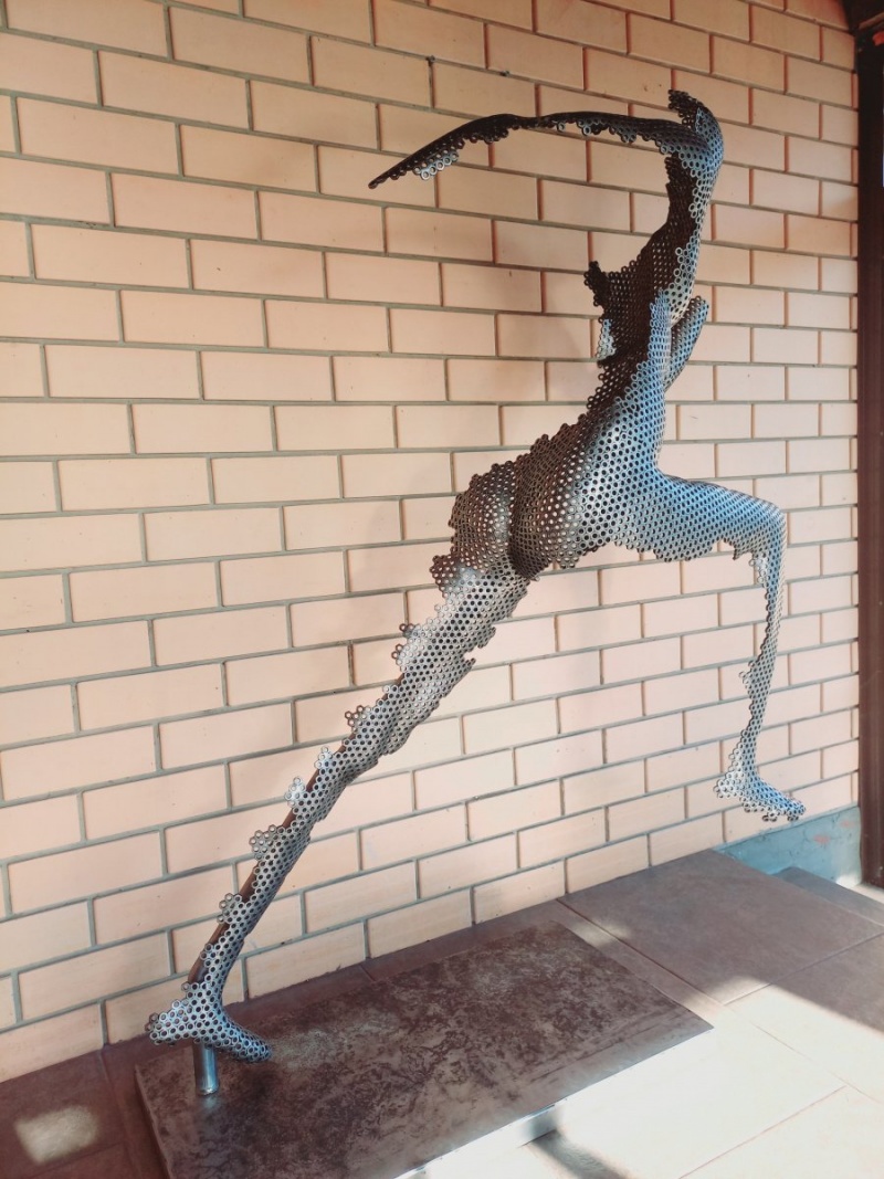 Скульптура Бегущий человек